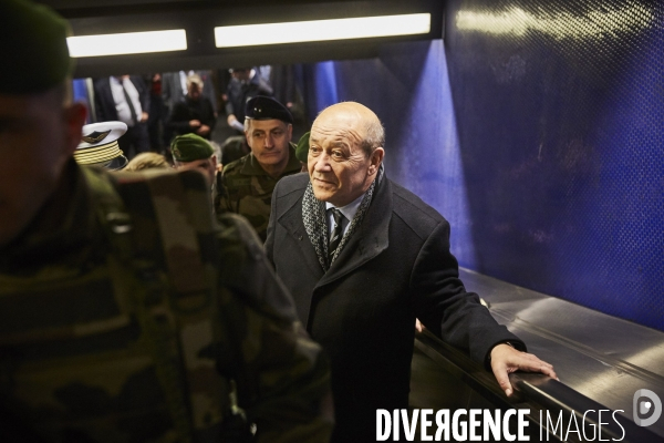 Jean-Yves Le Drian rend visite aux forces de l ordre et à l armée