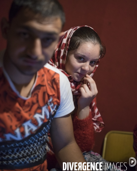 Paris Nord,, jeune couple roumain à l intérieur d une baraque.