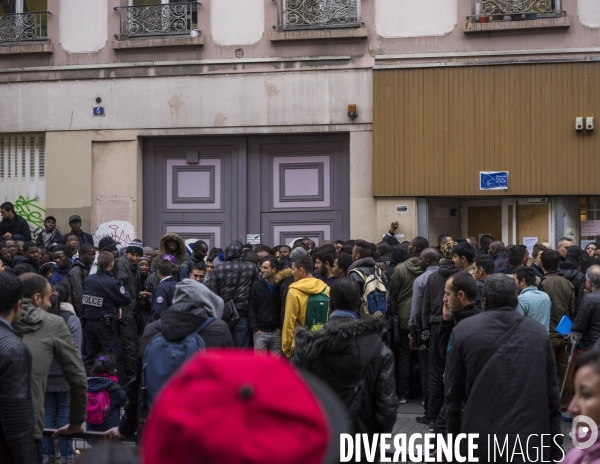 Paris-Nord, rue Doudeauville, mouvement de lassitude parmi des réfugiés africains.