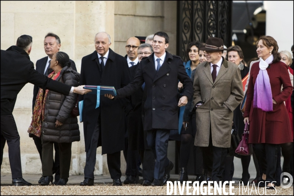 A l occasion du 1er conseil des ministres de l année, le gouvernement vient à pied du ministère de l intérieur place beauvau, à l Elysée.