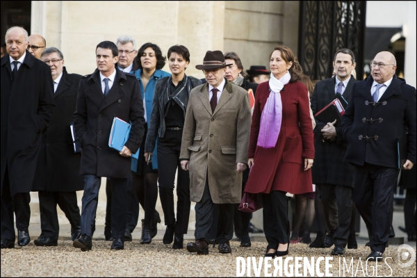 A l occasion du 1er conseil des ministres de l année, le gouvernement vient à pied du ministère de l intérieur place beauvau, à l Elysée.