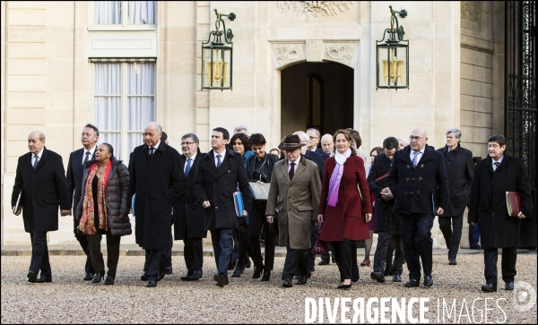 A l occasion du 1er conseil des ministres de l année, le gouvernement vient à pied du ministère de l intérieur place beauvau, à l Elysée.