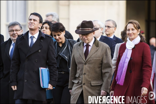 A l occasion du 1er conseil des ministres de l année, le gouvernement vient à pied du ministère de l intérieur place beauvau, à l Elysée.