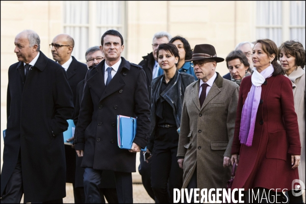 A l occasion du 1er conseil des ministres de l année, le gouvernement vient à pied du ministère de l intérieur place beauvau, à l Elysée.