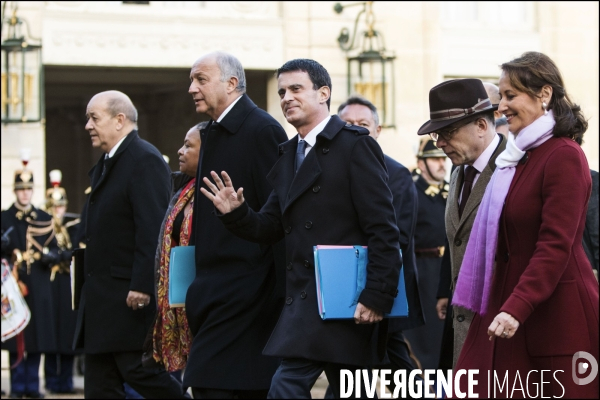 A l occasion du 1er conseil des ministres de l année, le gouvernement vient à pied du ministère de l intérieur place beauvau, à l Elysée.