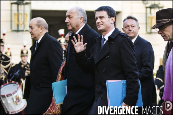 A l occasion du 1er conseil des ministres de l année, le gouvernement vient à pied du ministère de l intérieur place beauvau, à l Elysée.