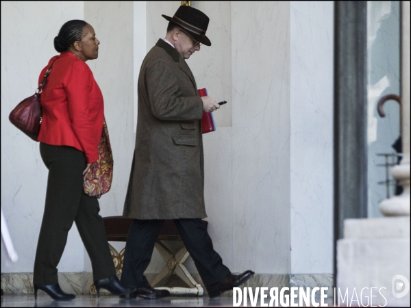 A l occasion du 1er conseil des ministres de l année, le gouvernement vient à pied du ministère de l intérieur place beauvau, à l Elysée.