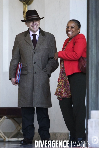 A l occasion du 1er conseil des ministres de l année, le gouvernement vient à pied du ministère de l intérieur place beauvau, à l Elysée.