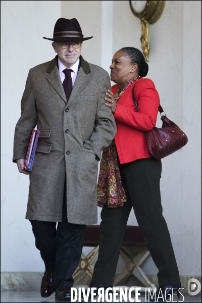 A l occasion du 1er conseil des ministres de l année, le gouvernement vient à pied du ministère de l intérieur place beauvau, à l Elysée.