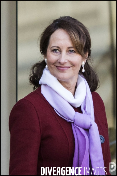 A l occasion du 1er conseil des ministres de l année, le gouvernement vient à pied du ministère de l intérieur place beauvau, à l Elysée.