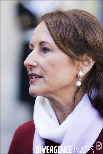 A l occasion du 1er conseil des ministres de l année, le gouvernement vient à pied du ministère de l intérieur place beauvau, à l Elysée.