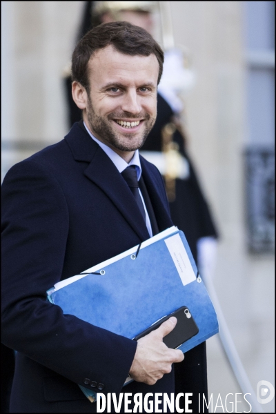 A l occasion du 1er conseil des ministres de l année, le gouvernement vient à pied du ministère de l intérieur place beauvau, à l Elysée.