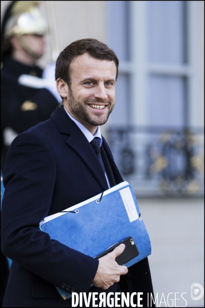 A l occasion du 1er conseil des ministres de l année, le gouvernement vient à pied du ministère de l intérieur place beauvau, à l Elysée.