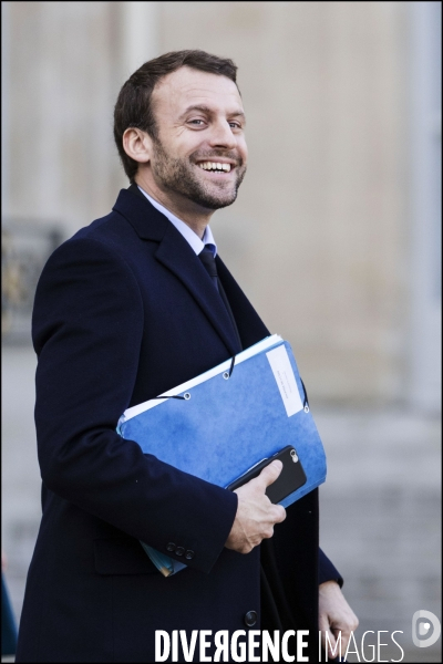 A l occasion du 1er conseil des ministres de l année, le gouvernement vient à pied du ministère de l intérieur place beauvau, à l Elysée.