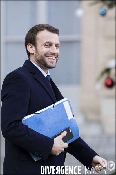 A l occasion du 1er conseil des ministres de l année, le gouvernement vient à pied du ministère de l intérieur place beauvau, à l Elysée.