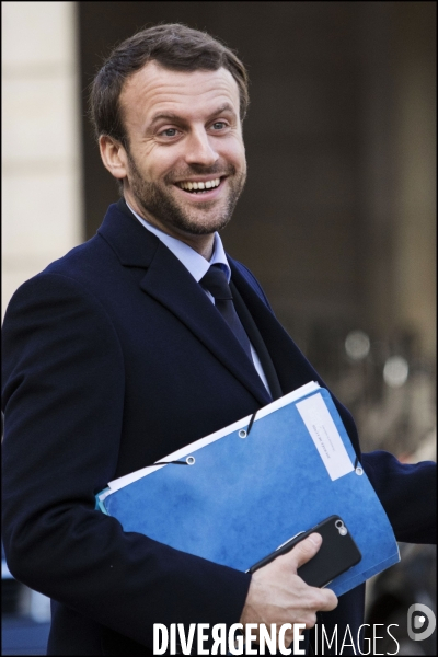 A l occasion du 1er conseil des ministres de l année, le gouvernement vient à pied du ministère de l intérieur place beauvau, à l Elysée.