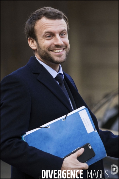 A l occasion du 1er conseil des ministres de l année, le gouvernement vient à pied du ministère de l intérieur place beauvau, à l Elysée.