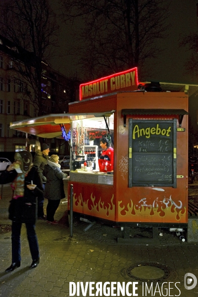 Berlin.Imbiss, stand de restauration rapide, servant la curry wurst.