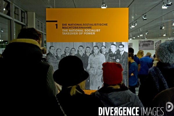 Berlin.Visiteurs au centre de documentation de la terreur nazie de 1933 à 1945