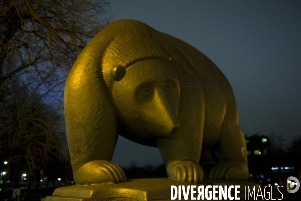 Berlin.Sur un pont de la Spree, un ours,l embleme de la ville