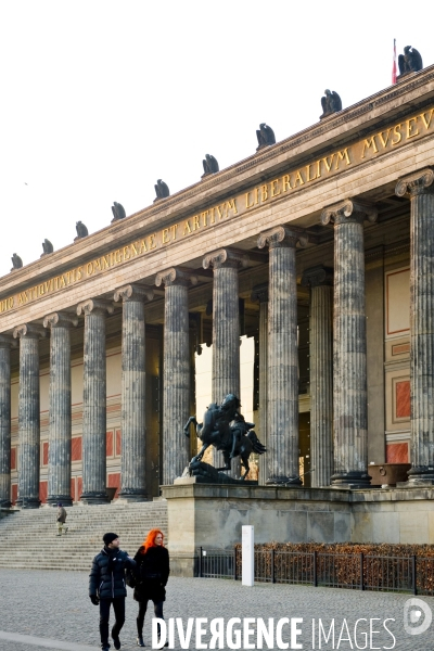 Berlin.Devant l Altes museum dans l ile aux musees,la fille aux cheveux orange