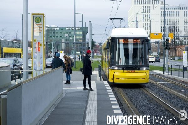 Berlin.Une rame du tramway sur la ligne M 10 a la station gare centrale