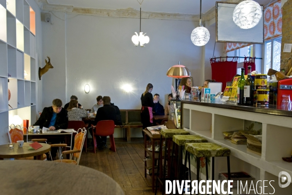 Berlin.Un cafe au decor distroy et aux meubles vintage dans le quartier de Neukolln
