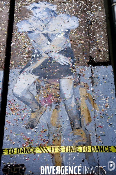 Berlin.Its time to dance,peinture murale et confettis sur un mur du quartier