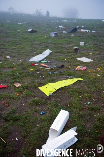 Berlin.Les debris des batteries de petards du Nouvel an jonchent la colline du Teufelslberg au