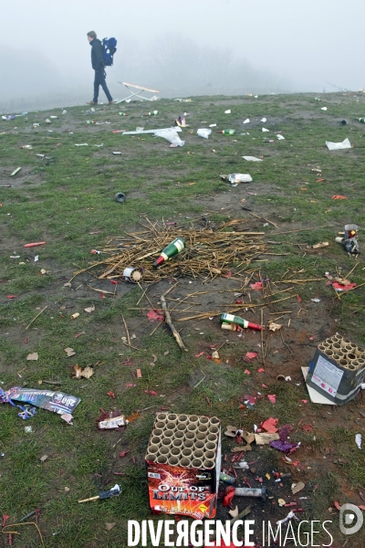 Berlin.Les debris des batteries de petards du Nouvel an jonchent la colline du Teufelslberg au