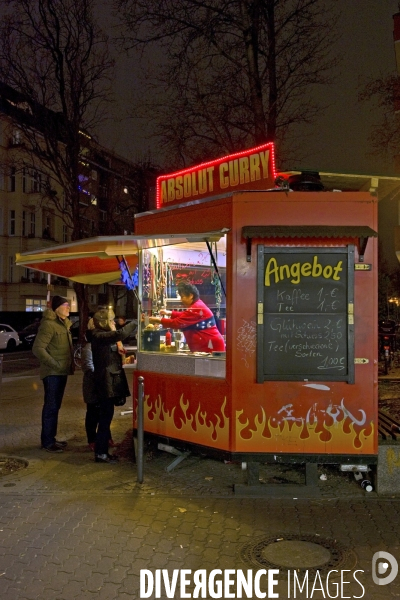 Berlin.Un stand de restauration rapide, servant du curry wurst.