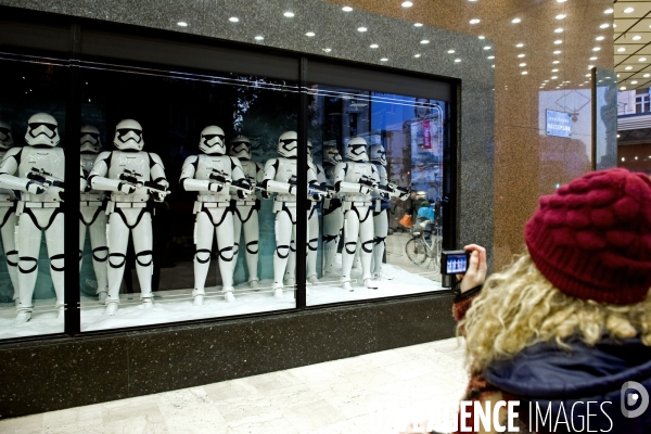 Dans les vitrines d un grand magasin, des stormtroopers.Que la Force soit avec nous !