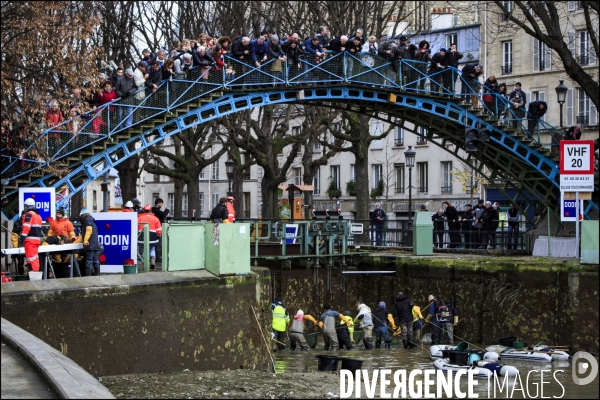 Pêche miraculeuse dans le canal St Martin avant qu il ne soit complètement vidé pour permettre la réparation de ses écluses.