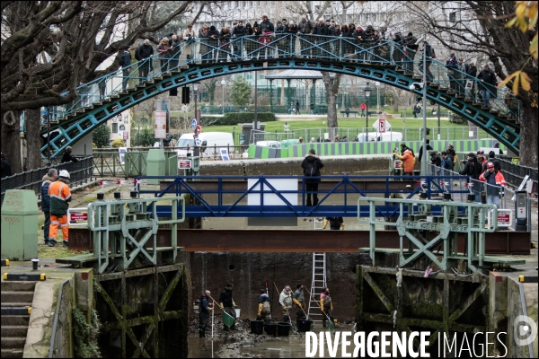 Pêche miraculeuse dans le canal St Martin avant qu il ne soit complètement vidé pour permettre la réparation de ses écluses.