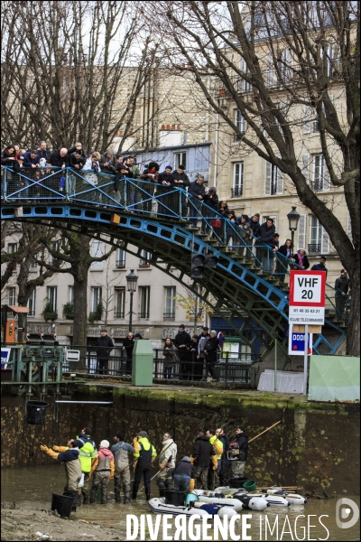 Pêche miraculeuse dans le canal St Martin avant qu il ne soit complètement vidé pour permettre la réparation de ses écluses.