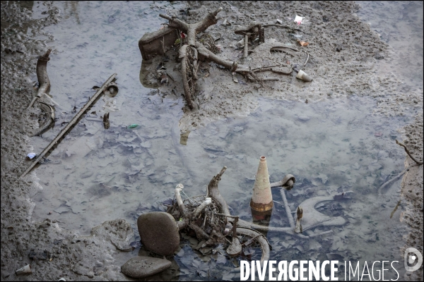 Le canal Saint-Martin est fermé à la navigation pour cause de « chômage » : il doit être vidé de ses 90 000 m3 d eau, de ses 4 à 5 tonnes de poissons et de ses 5 000 m3 de déchets pour permettre la réparation de ses écluses.
