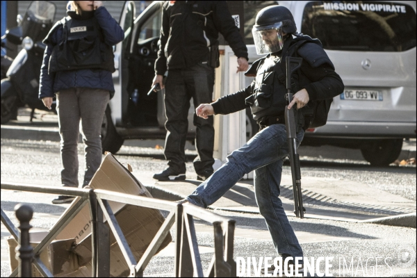 Illustration forces de l ordre en alerte dans Paris, policiers et militaires de la légion étrangère.