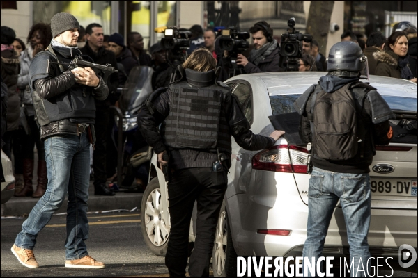 Illustration forces de l ordre en alerte dans Paris, policiers et militaires de la légion étrangère.