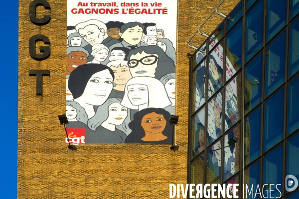 Illustration Decembre2015.Siege de la CGT a Montreuil.Sur la facade une affiche promeut l  egalite au travail et dans la vie entre hommes et femmes et entre les races