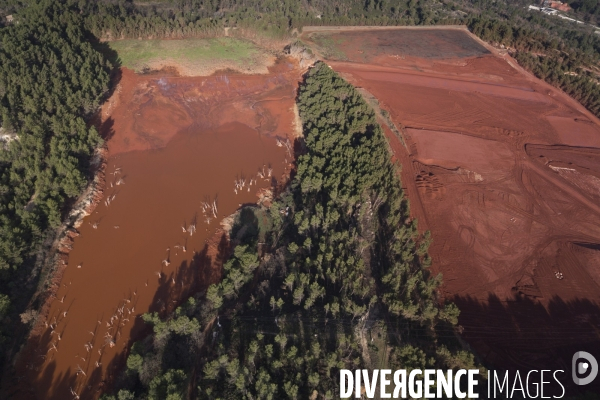 Vue aérienne des boues rouges de Gardanne