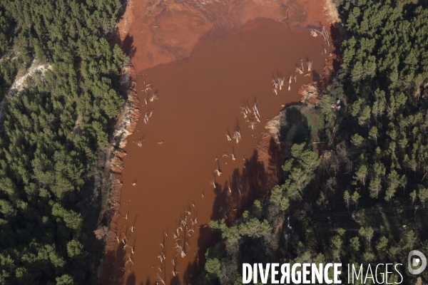 Vue aérienne des boues rouges de Gardanne