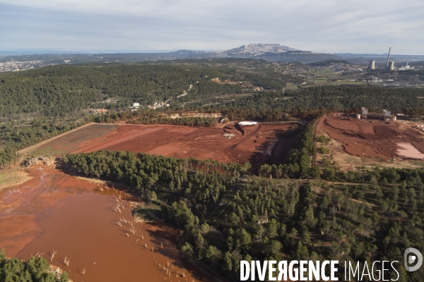 Vue aérienne des boues rouges de Gardanne
