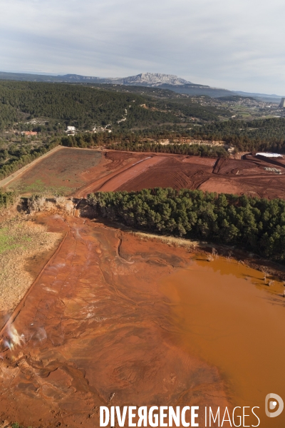 Vue aérienne des boues rouges de Gardanne