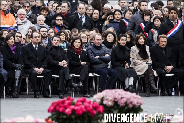 Le Président de la République François HOLLANDE rend un dernier hommage place de la République aux victimes des attentats de 2015, un an après la grande manifestation d après Charlie.