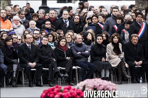 Le Président de la République François HOLLANDE rend un dernier hommage place de la République aux victimes des attentats de 2015, un an après la grande manifestation d après Charlie.