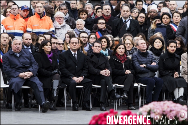 Le Président de la République François HOLLANDE rend un dernier hommage place de la République aux victimes des attentats de 2015, un an après la grande manifestation d après Charlie.