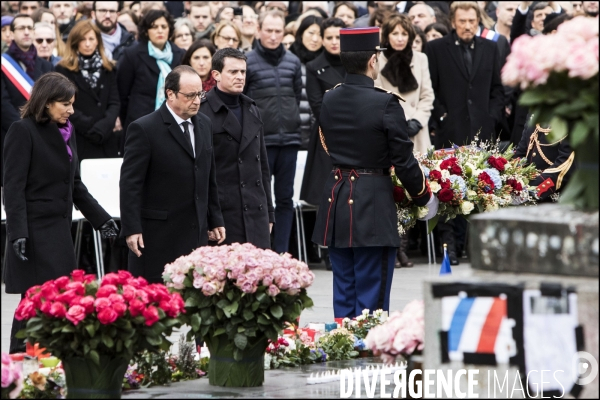 Le Président de la République François HOLLANDE rend un dernier hommage place de la République aux victimes des attentats de 2015, un an après la grande manifestation d après Charlie.