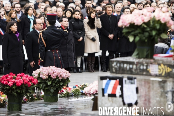 Le Président de la République François HOLLANDE rend un dernier hommage place de la République aux victimes des attentats de 2015, un an après la grande manifestation d après Charlie.