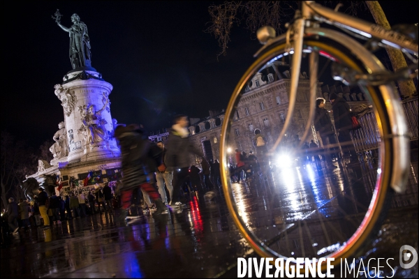 Autour de la place de la République le soir des hommages aux victimes du terrorisme un an après Charlie.