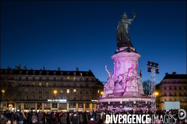 Autour de la place de la République le soir des hommages aux victimes du terrorisme un an après Charlie.